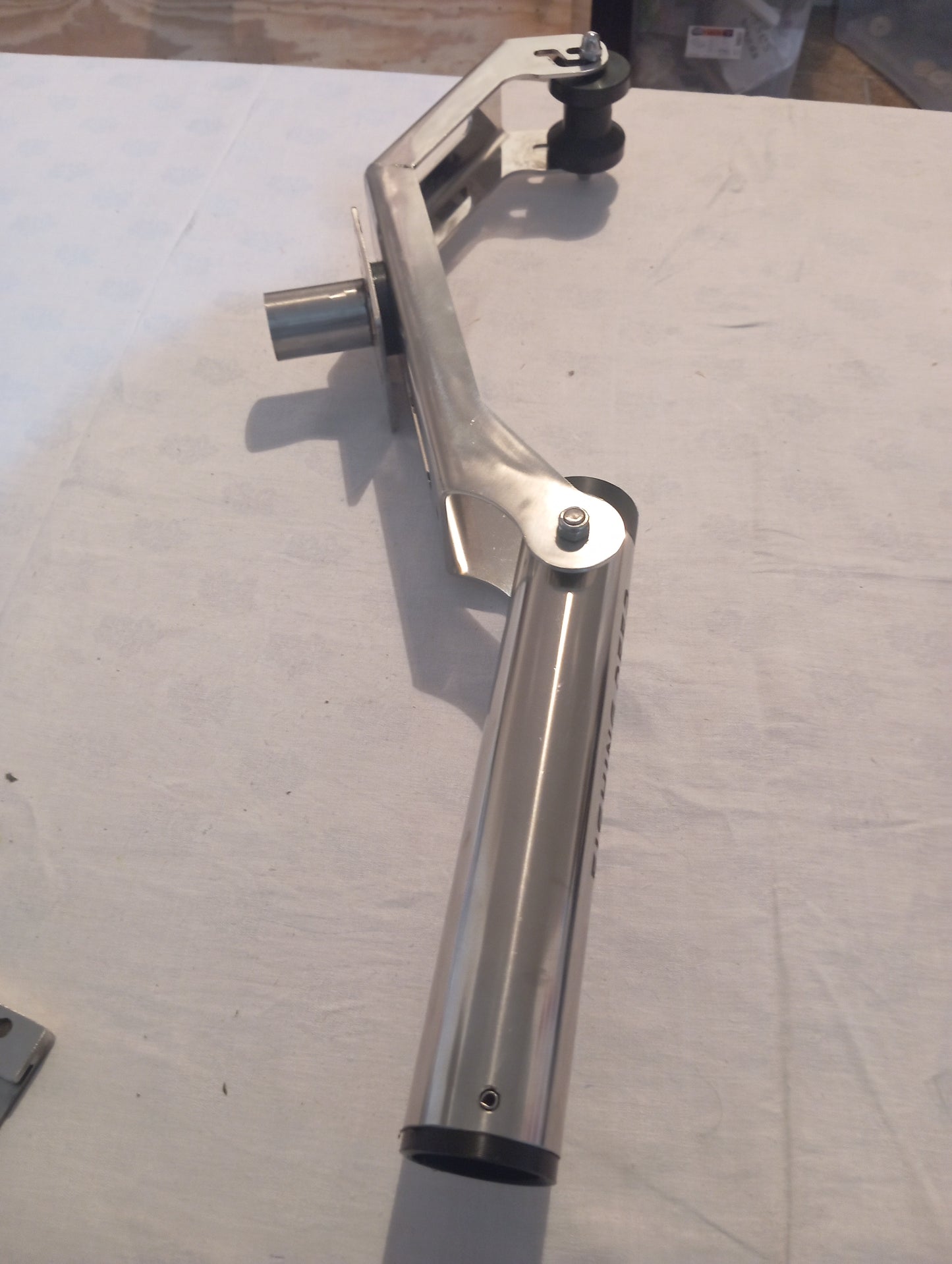 Portacanna basculante da bolentino profondo/totani o drifting con appoggio anche avanti la canna per evitare che essa si rompa nel calcuo per i lunghi combattimenti