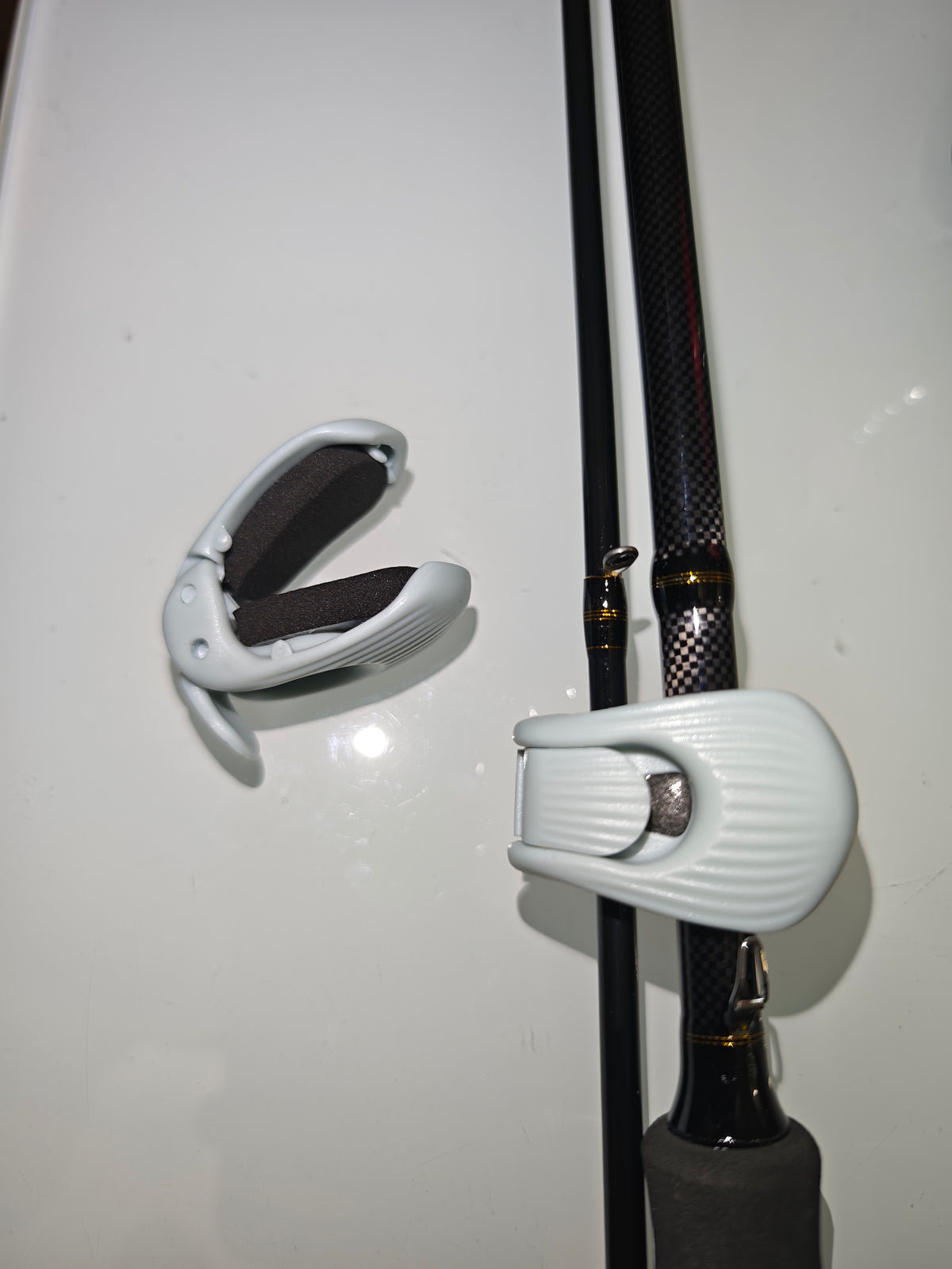 Clip per riporre le canne da pesca in sicurezza