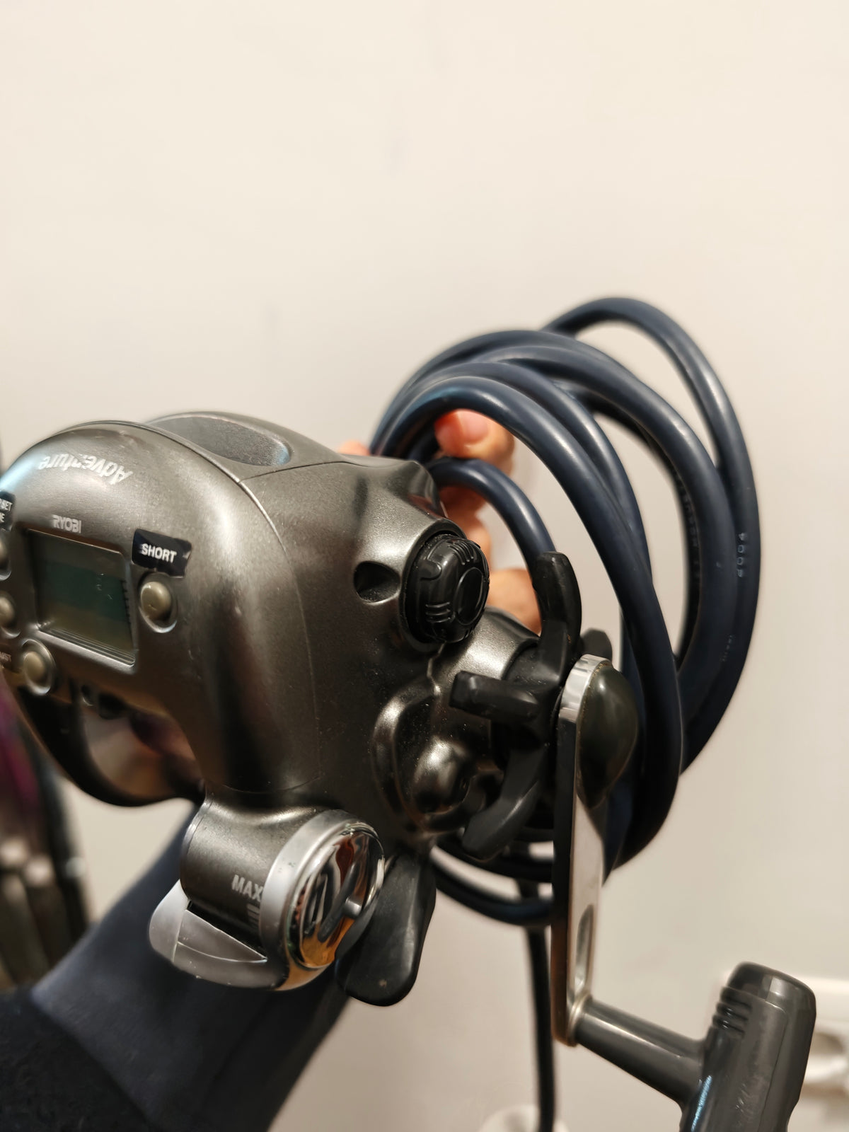 Mulinello elettrico rioby ss 700 per bolentino tataki 500 metri j braid inclusi