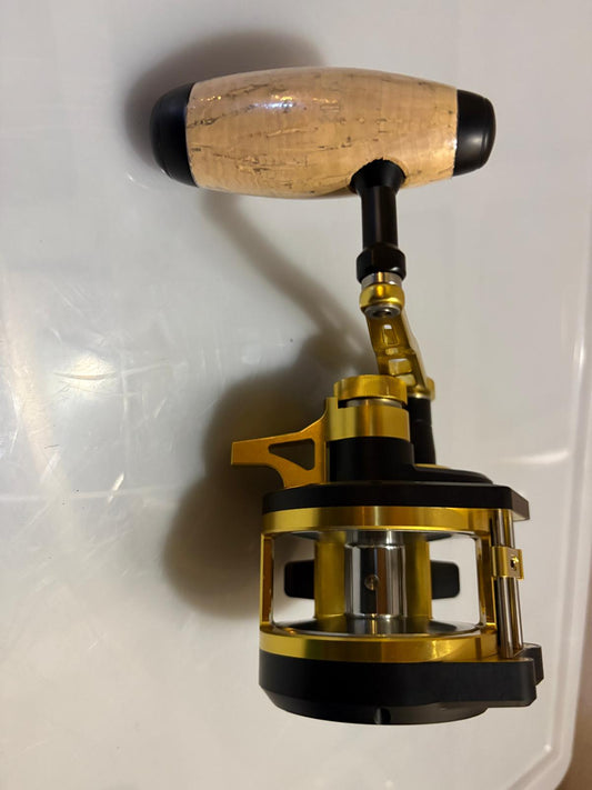 Mulinello sinistro molto comodo visto il guidafilo frizione a leva ottimo per traina col vivo e slow pitch vertical jigging