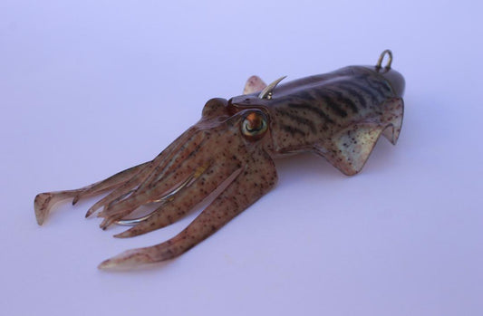 Seppia Artificiale ottimo per  slow pitch  , traina e tecniche verticali i tentacoli con la coda paddle lo rendono molto attrattivo per le forti vibrazioni